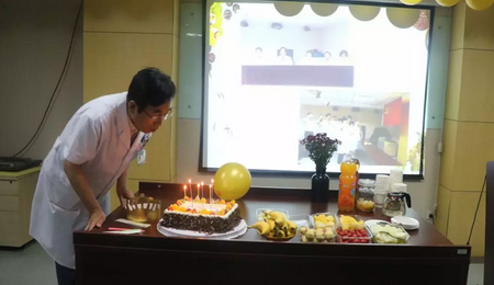 北京金沙9001以诚为本民族眼科医院为杨付合院长制造惊喜的生日院务会2.png 北京金沙9001以诚为本民族眼科医院为杨付合院长制造惊喜的生日院务会2.png