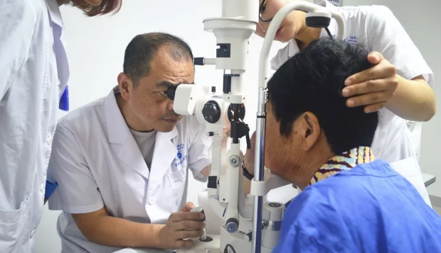 厦门眼科中心漳州眼科医院又顺利手术一 糖尿病引发高危白内障1.png