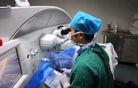 小伙想圆军营梦却被近视挡住 来福州眼科医院摘镜1.png