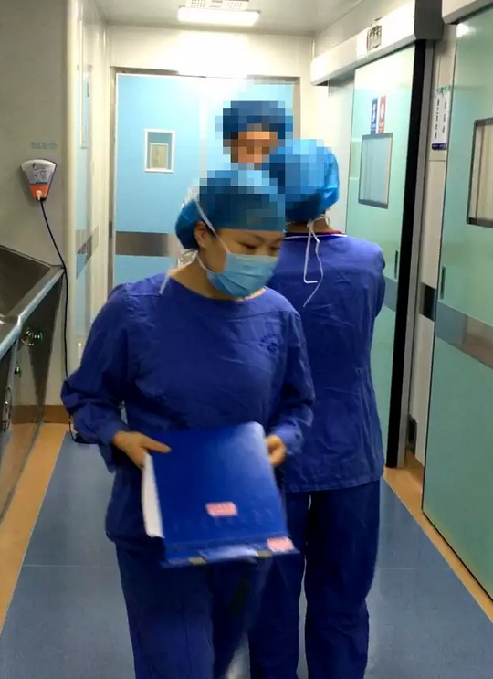 葡萄膜炎等多种眼底病患者跪地感谢深圳金沙9001以诚为本院长赵铁英教授3.png 葡萄膜炎等多种眼底病患者跪地感谢深圳金沙9001以诚为本院长赵铁英教授3.png