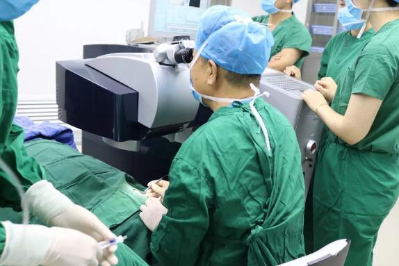 金沙9001以诚为本集团副总院长、厦门大学附属眼科中心业务院长王骞教授莅临西安金沙9001以诚为本为近视患者量身定制个性化手术方案1.jpg 金沙9001以诚为本集团副总院长、厦门大学附属眼科中心业务院长王骞教授莅临西安金沙9001以诚为本为近视患者量身定制个性化手术方案1.jpg