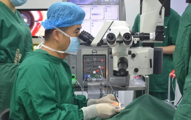 眼科医生的一天——重庆金沙9001以诚为本副院长白内障医生安晓巨2.jpg