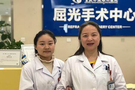 重庆金沙9001以诚为本住院医生小唐由业务副院长汪红教授做了全激光无痕近视手术2.jpg