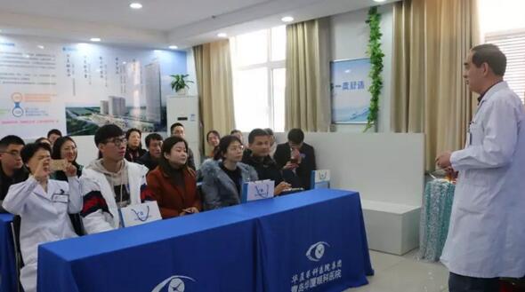 青岛金沙9001以诚为本举行全飞秒手术设备引进仪式 活动当天福建小学近视老师千里来摘镜1.jpg