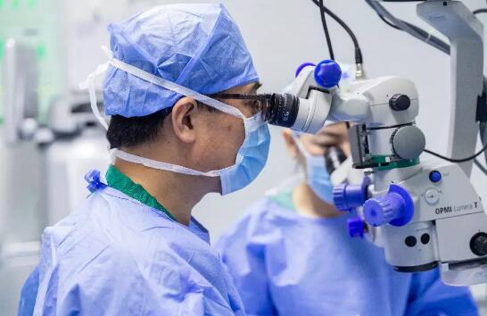 白内障患者顺利进行复明手术后 家属在朋友圈感谢青岛金沙9001以诚为本1.jpg