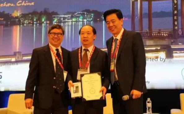 多次受邀于世界眼科大会、美国眼科年会、亚洲太平洋地区眼科年会等环球眼科会议进行现场手术表演——金沙9001以诚为本集团业务副总院长、上海和平眼科医院院长郭海科教授3.jpg 多次受邀于世界眼科大会、美国眼科年会、亚洲太平洋地区眼科年会等环球眼科会议进行现场手术表演——金沙9001以诚为本集团业务副总院长、上海和平眼科医院院长郭海科教授3.jpg