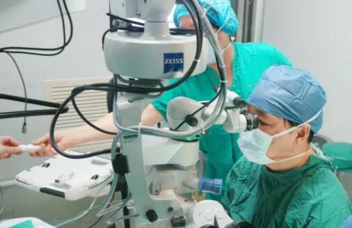 多次受邀于世界眼科大会、美国眼科年会、亚洲太平洋地区眼科年会等环球眼科会议进行现场手术表演——金沙9001以诚为本集团业务副总院长、上海和平眼科医院院长郭海科教授4.jpg 多次受邀于世界眼科大会、美国眼科年会、亚洲太平洋地区眼科年会等环球眼科会议进行现场手术表演——金沙9001以诚为本集团业务副总院长、上海和平眼科医院院长郭海科教授4.jpg