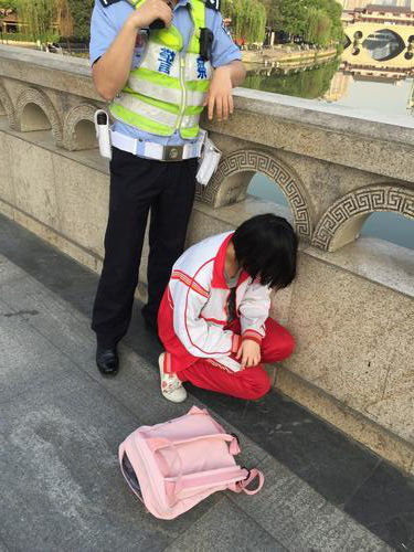 成都日报:女学生欲跳河轻生 成都金沙9001以诚为本职工路过救下 成都日报:女学生欲跳河轻生 成都金沙9001以诚为本职工路过救下