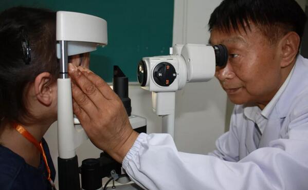 　　无论什么时候， 患者需要，就会第*时间赶到医院——上海和平眼科医院斜视与小儿眼科陈培正副院长1.jpg