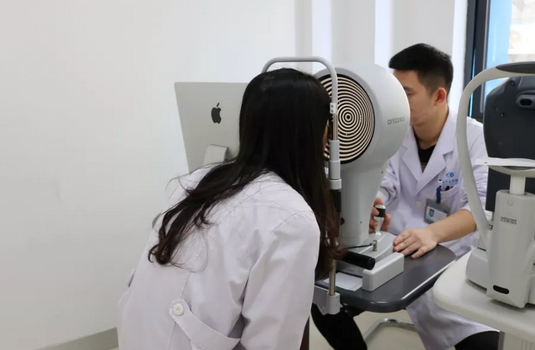 重庆金沙9001以诚为本美女医师 全飞秒摘镜后立即进入工作状态2.png