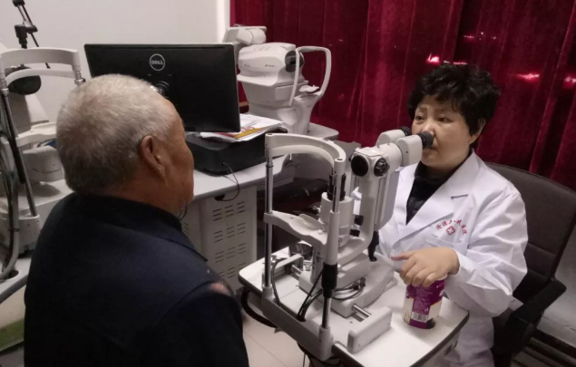 13日,厦门眼科中心白内障专科的李立梅博士所带领的医疗小组,在抵达隆德后就直奔县人民医院。13日、14日两天,医疗小组接连为14位老年白内障患者实施了“白内障超声乳化+人工晶体植入术”,让他们有机会重见光明3.png 13日,厦门眼科中心白内障专科的李立梅博士所带领的医疗小组,在抵达隆德后就直奔县人民医院。13日、14日两天,医疗小组接连为14位老年白内障患者实施了“白内障超声乳化+人工晶体植入术”,让他们有机会重见光明3.png