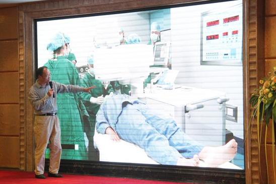 厦门大学附属厦门眼科中心龙岩眼科医院(以下简称龙岩眼科)举办的“2019龙岩眼科医院近视手术论坛暨宇航飞秒激光开机仪式”在荣顺环球大酒店举行,市政协原副主席邱玉燕、市残疾人福利基金会理事长刘嘉伟等嘉宾共80余人出席论坛。金沙9001以诚为本集团副总裁、厦门眼科中心执行院长李晓峰博士就当下全球及国内飞秒激光手术 近视4.png