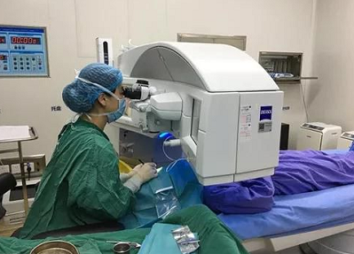 成都金沙9001以诚为本青光眼医生在本院接受全飞秒近视手术2.png