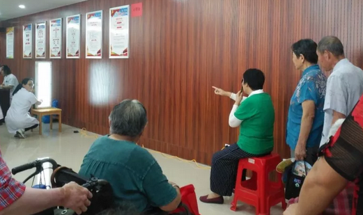 合肥名人眼科医院党支部携手合肥市新站区站北社居委在北岗花园社区活动中心开展“情暖江淮光明行”党员志愿服务活动2.png 合肥名人眼科医院党支部携手合肥市新站区站北社居委在北岗花园社区活动中心开展“情暖江淮光明行”党员志愿服务活动2.png