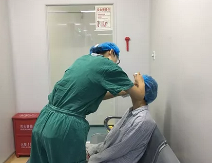 长时间玩手机导致斗鸡眼 在成都金沙9001以诚为本顺利手术1.png