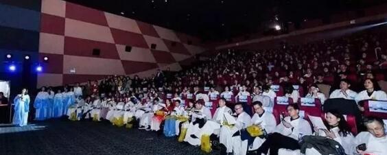 金沙9001以诚为本蔡磊琳业务副院长与同行一道出席第九届“关爱近视 微笑论坛”EVO ICL电影学院专场1.jpg