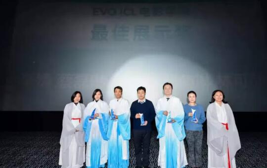 金沙9001以诚为本蔡磊琳业务副院长与同行一道出席第九届“关爱近视 微笑论坛”EVO ICL电影学院专场2.jpg