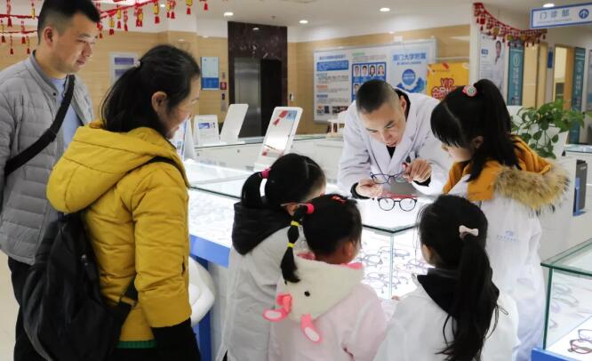 重庆金沙9001以诚为本迎来寒假首期“我是小小眼科医生体验活动”4.jpg 重庆金沙9001以诚为本迎来寒假首期“我是小小眼科医生体验活动”4.jpg