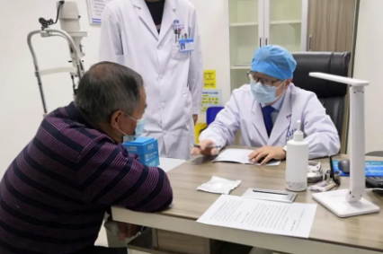 现任莆田市医学会眼科分会副主任委员,福建省医学会眼科分会眼整形组成员刘励医生,今年强力加盟莆田眼科医院,担任医院业务院长。这一“强援”的加盟,将引领莆田眼科医院的诊疗实力迈上更高台阶,造福莆田市乃至周边的眼疾患者1.png 现任莆田市医学会眼科分会副主任委员,福建省医学会眼科分会眼整形组成员刘励医生,今年强力加盟莆田眼科医院,担任医院业务院长。这一“强援”的加盟,将引领莆田眼科医院的诊疗实力迈上更高台阶,造福莆田市乃至周边的眼疾患者1.png