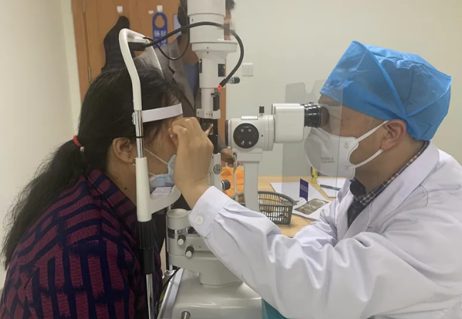 厦门眼科中心漳州眼科医院顺利完成医院首 自体转位角膜移植手术4月16日,厦门眼科中心漳州眼科医院为蓝阿姨实施自体转位穿透角膜移植术,一周过去,右眼角膜透明,眼压正常,情况一天比一天好。4月23日,蓝阿姨到院复诊,经自体转位穿透角膜移植术的右眼视力恢*到0.154.png