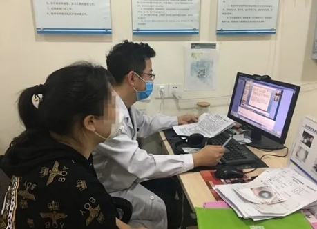 眼病患者在成都金沙9001以诚为本接受厦门眼科中心总院长黎晓新教授远程会诊2.png 眼病患者在成都金沙9001以诚为本接受厦门眼科中心总院长黎晓新教授远程会诊2.png