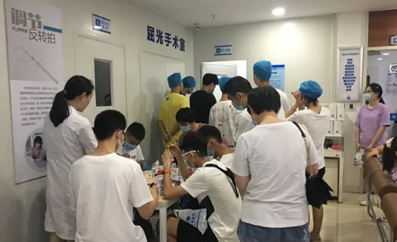 进入高峰期 成都金沙9001以诚为本提醒近视手术朋友提前预约2.png