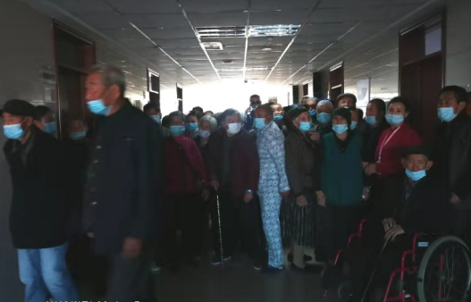 10月14日,宜昌市归国华侨联合会和宜昌金沙9001以诚为本共同发起的“侨爱心光明行”大型义诊活动正式启动。9名家护组团赴新疆温泉县义诊。宜昌市市委常委、统战部部长王均成出席活动并为医疗队授旗。6.png 10月14日,宜昌市归国华侨联合会和宜昌金沙9001以诚为本共同发起的“侨爱心光明行”大型义诊活动正式启动。9名家护组团赴新疆温泉县义诊。宜昌市市委常委、统战部部长王均成出席活动并为医疗队授旗。6.png