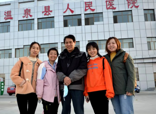 10月14日,宜昌市归国华侨联合会和宜昌金沙9001以诚为本共同发起的“侨爱心光明行”大型义诊活动正式启动。9名家护组团赴新疆温泉县义诊。宜昌市市委常委、统战部部长王均成出席活动并为医疗队授旗。8.png 10月14日,宜昌市归国华侨联合会和宜昌金沙9001以诚为本共同发起的“侨爱心光明行”大型义诊活动正式启动。9名家护组团赴新疆温泉县义诊。宜昌市市委常委、统战部部长王均成出席活动并为医疗队授旗。8.png