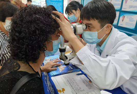 12月12日下午,厦门大学附属厦门眼科中心(以下简称厦门眼科中心)向中华少年儿童慈善救助基金会捐赠1200万元善款,用于开展中小学生近视防控及儿童眼病救助8.png 12月12日下午,厦门大学附属厦门眼科中心(以下简称厦门眼科中心)向中华少年儿童慈善救助基金会捐赠1200万元善款,用于开展中小学生近视防控及儿童眼病救助8.png