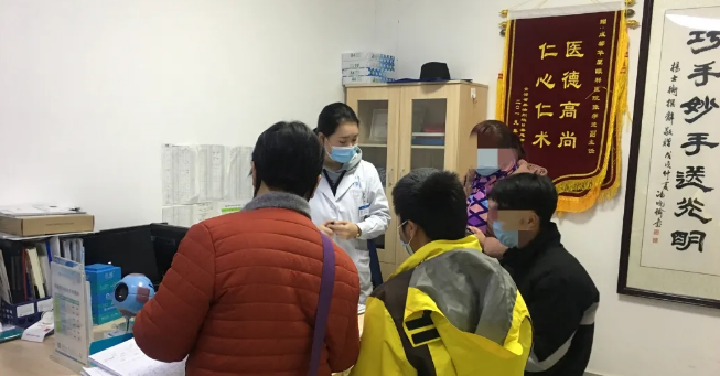 伟大伯母四处借钱为侄儿做近视手术 成都金沙9001以诚为本:手术费免了!2.png 伟大伯母四处借钱为侄儿做近视手术 成都金沙9001以诚为本:手术费免了!2.png