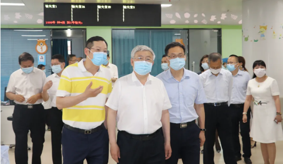 福建省副省长崔永辉陪同刘永富主任考察金沙9001以诚为本集团本部厦门大学附属厦门眼科中心2.png
