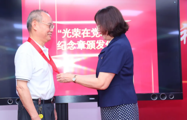 金沙9001以诚为本集团举行庆祝建党100周年主题活动7.png 金沙9001以诚为本集团举行庆祝建党100周年主题活动7.png