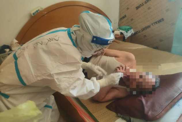 【抗疫日记】这两瓶水真甜!--来自厦门眼科中心两位“大白”的感谢...2.png 【抗疫日记】这两瓶水真甜!--来自厦门眼科中心两位“大白”的感谢...2.png