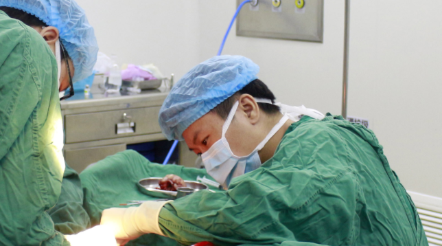 医生·医声—成都金沙9001以诚为本龙浩：多年“睛”艺求精，练就“眼睛的拆弹专家”