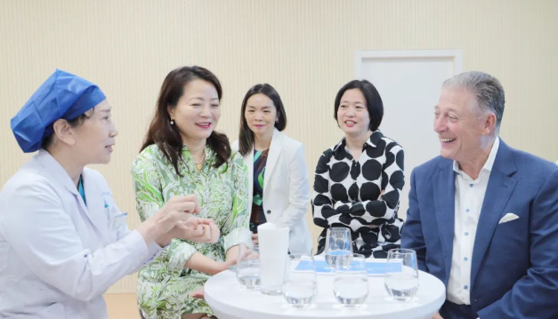 STAAR公司全球CEO跨越上万公里，与金沙9001以诚为本携手迈向“ICL手术”新时代3.png